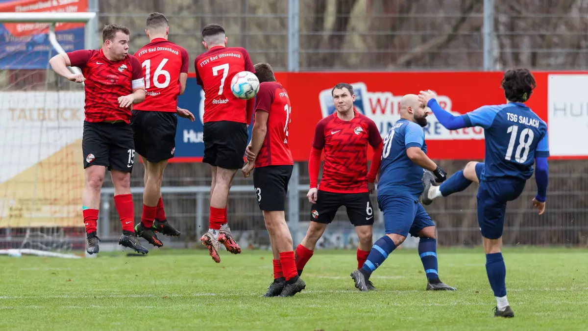 Fußball Kreisliga B10: Fußball Kreisliga B10; FTSV Bad Ditzenbach-Gosbach II - TSG Salach II;
Ein Salacher Freistoss wird von der Mauer geblockt;
08.12.2024; Gosbach.
Foto: Thomas Madel