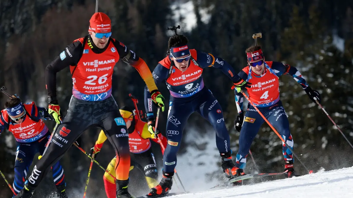 Danilo Riethmüller: ARCHIV - 21.01.2024, Italien, Anterselva: Biathlon: Weltcup, Massenstart 15 km, Herren: Danilo Riethmüller (l-r, Deutschland), Tommaso Giacomel (Italien) und Sturla Holm Laegreid (Norwegen) beim 15-Kilometer-Massenstartrennen. (zu dpa: «Riethmüller nach Platz vier im Massenstart «echt zufrieden»») Foto: Alessandro Trovati/AP/dpa +++ dpa-Bildfunk +++