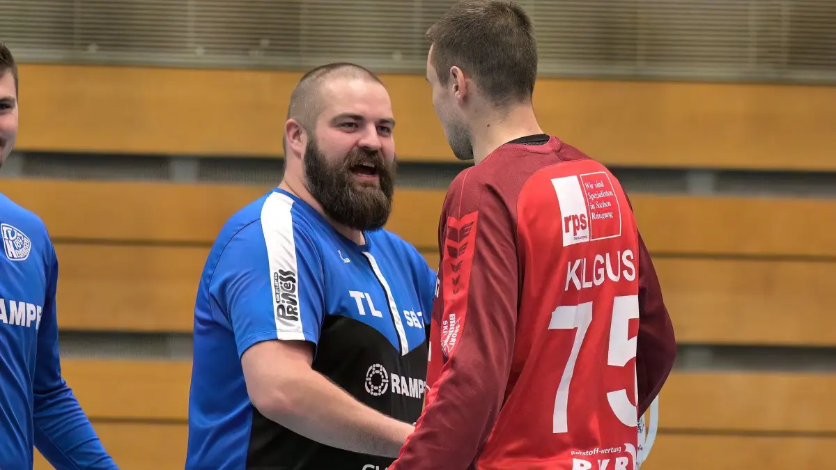 Handball WL | TV Neuhausen vs. SG Schozach-Bottwartal: Handball WL | TV Neuhausen (blau) vs. SG Schozach-Bottwartal (grau) // 2024-12-07 // Foto: Joachim Baur // Trainer A Toni Lutter (TV Neuhausen) / TW #75 Marc-Andre Kilgus (TV Neuhausen)
