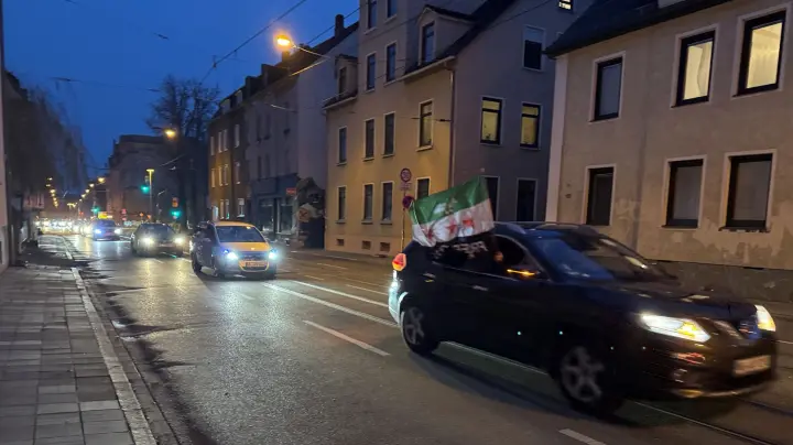 Arabische Musik und Hupkonzerte zum Ende der Diktatur