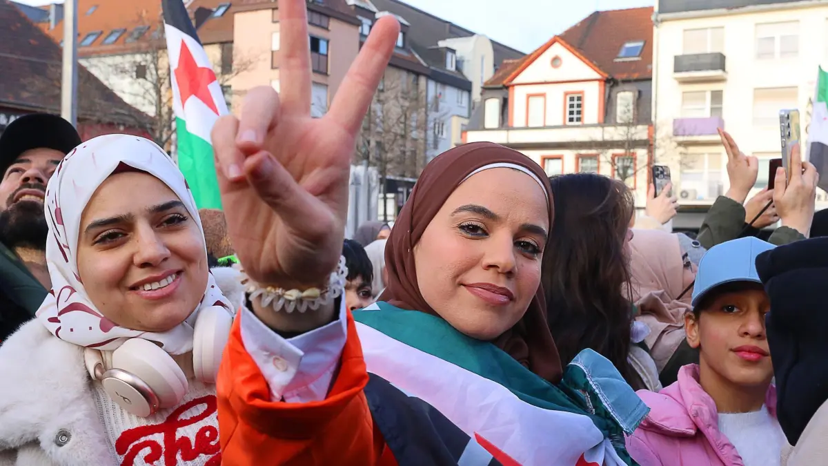 Nach Sturz des syrischen Regimes - Mannheim: 08.12.2024, Baden-Württemberg, Mannheim: Syrer feiern, nach dem Sturz des bisherigen syrischen Machthabers al-Assad. Foto: Dieter Leder/dpa +++ dpa-Bildfunk +++