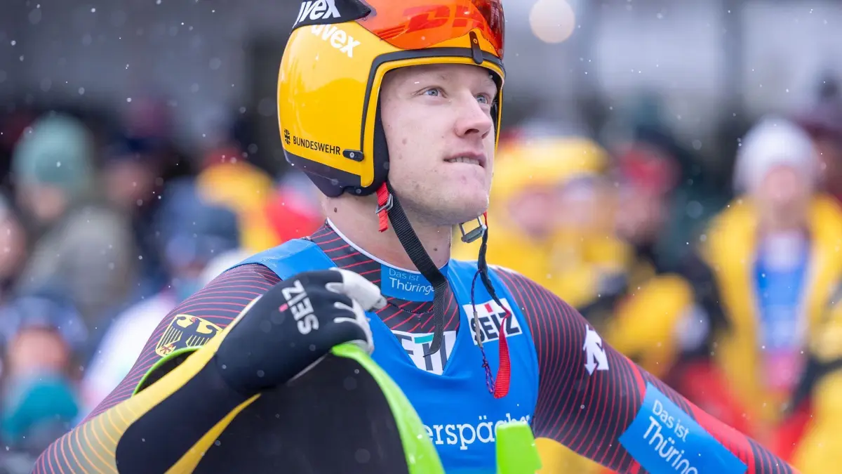 Rodeln: Weltcup in Innsbruck: 08.12.2024, Österreich, Innsbruck: Rodeln: Weltcup, Einsitzer, Männer, 2. Durchgang. Max Langenhahn aus Deutschland reagiert nach dem Rennen. Foto: Expa/Johann Groder/APA/dpa +++ dpa-Bildfunk +++