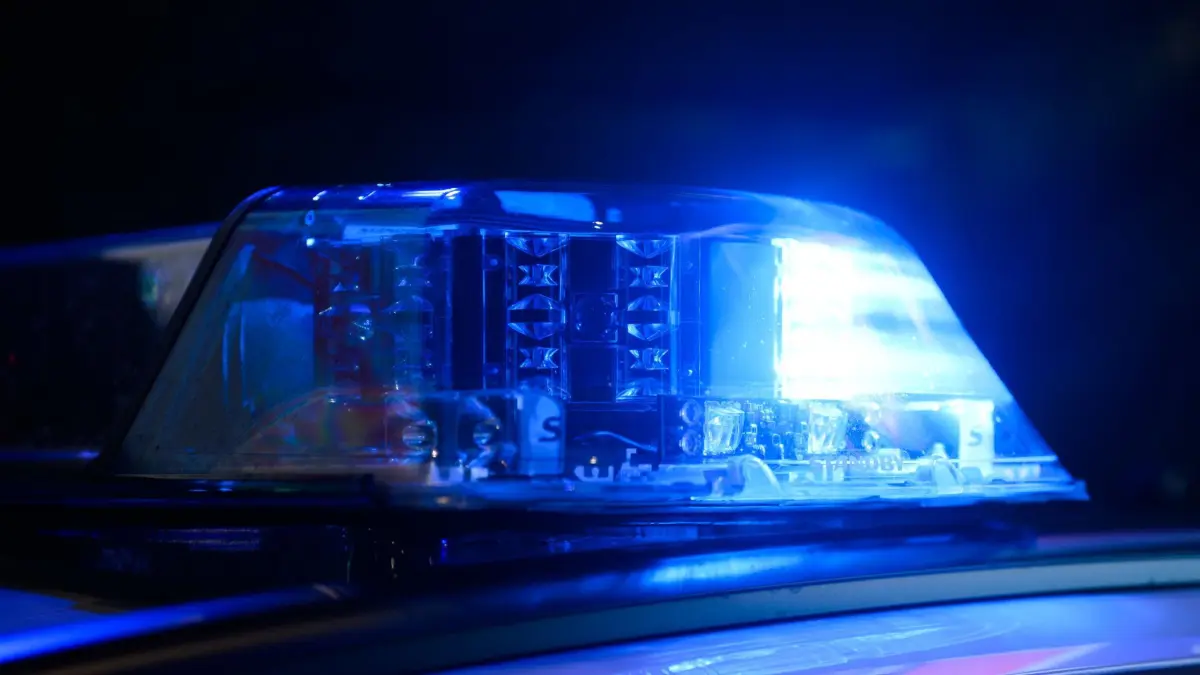 06.12.2024, Niedersachsen, Hannover: Ein Blaulicht leuchtet auf einem Einsatzfahrzeuge der Polizei. (zu dpa: «Polizei: Senior bedroht Stadtmitarbeiter mit Waffe») Foto: Julian Stratenschulte/dpa +++ dpa-Bildfunk +++