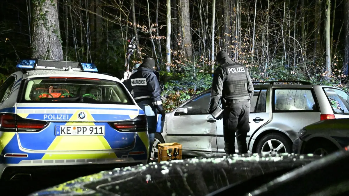 Verfolgungsjagd durch zwei Länder endet im Allgäu: 09.12.2024, Bayern, Sigmarszell: Einsatzkräfte der Polizei arbeiten an einem beschädigten Auto. Durch Deutschland und Österreich hat die Polizei ein mutmaßlich gestohlenes Auto verfolgt. Nachdem die Verfolgungsjagd den Angaben der Beamten zufolge zunächst in Deutschland begonnen hatte, führte sie zwischenzeitlich über die Grenze in das Nachbarland und endete schließlich wieder in Deutschland auf der Bundesstraße 308 im Allgäu. Foto: David Pichler/dpa +++ dpa-Bildfunk +++