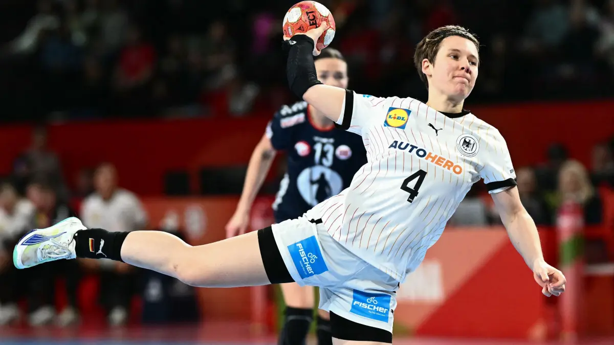 Germany's centre back #04 Alina Grijseels passes the ball during the European Women's EHF EURO 2024 Handball Championship main round match between Norway and Germany in Vienna, Austria, on December 9, 2024. (Photo by Joe Klamar / AFP)