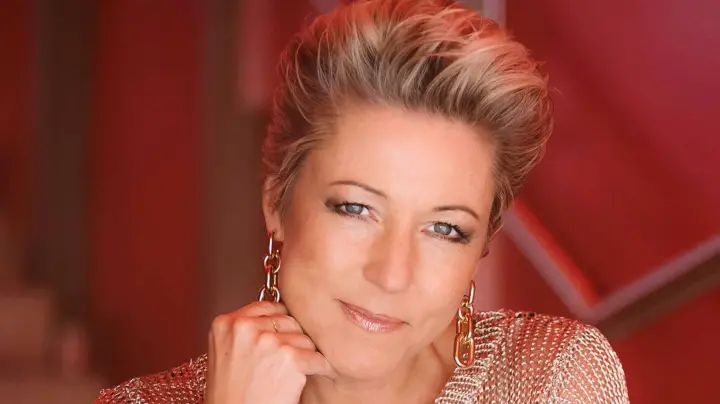 Weihnachtsshow mit Alexandra Hofmann: Mit Musik Hoffnung geben | swp.de