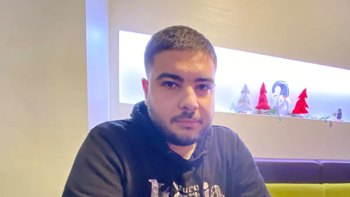 Der Syrer Hussain Salan ist Koch im Hechinger Integrationszentrum Refugio. Zusammen mit seinen Landsleuten in der Flüchtlingsunterkunft am Obertorplatz hat er den Sturz von Diktator Assad bejubelt. Schlafen kann er aber immer noch nicht. Seine ganze Aufmerksamkeit gilt jetzt der Suche nach seinem seit 14 Jahren verschwundenen Vater.