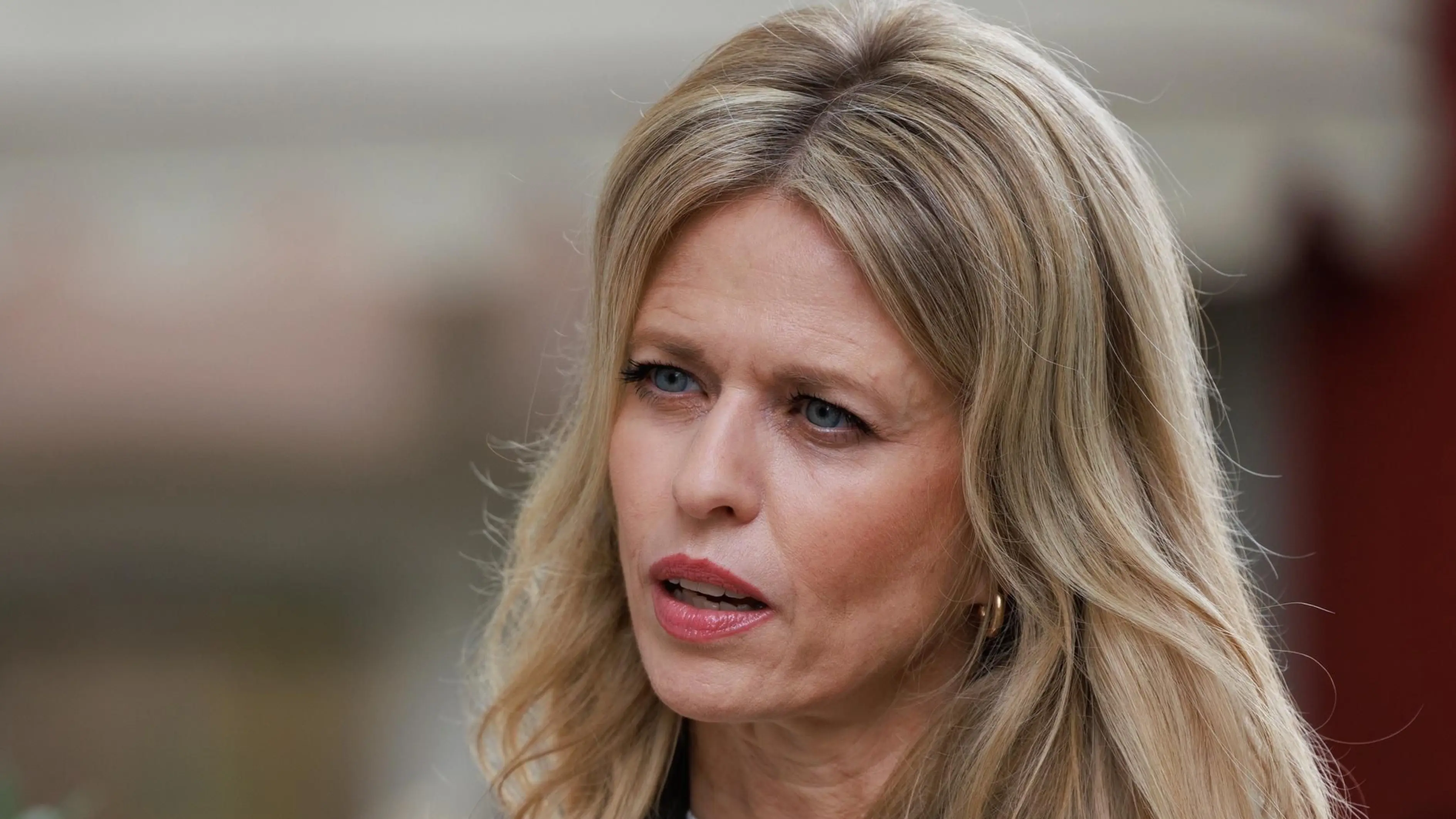 Patrizia (Miriam Lahnstein, r.) nutzt die Tatsache für sich, dass Ute (Isabell Hertel) sie immer noch für todgeweiht hält.