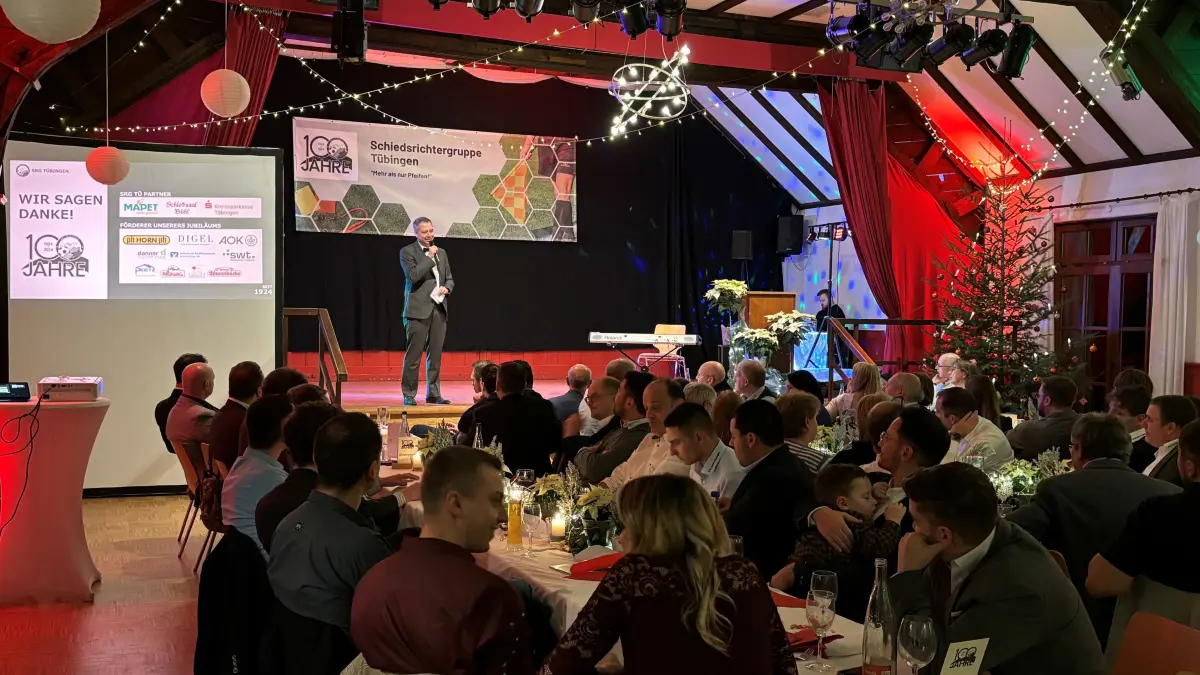 Schiedsrichter-Obmann Sven Junger spricht vor den geladenen Gästen im Bühler Schlosssaal.