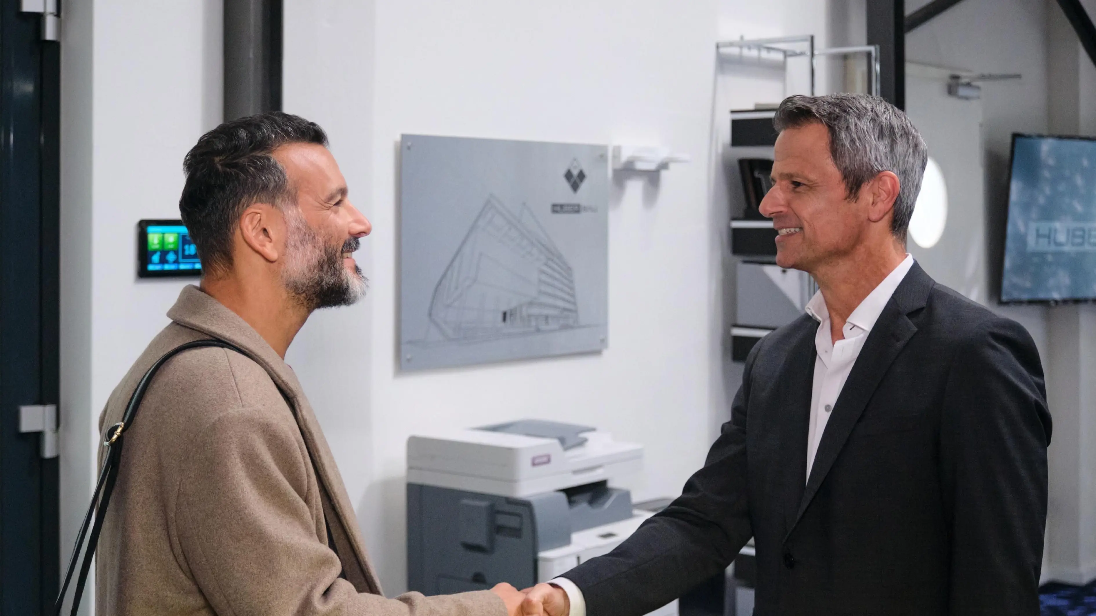 Benedikt (Jens Hajek, r.) nutzt eiskalt die Chance, Ringo bei Ferhat (Mehmet Kucak) auszubooten.