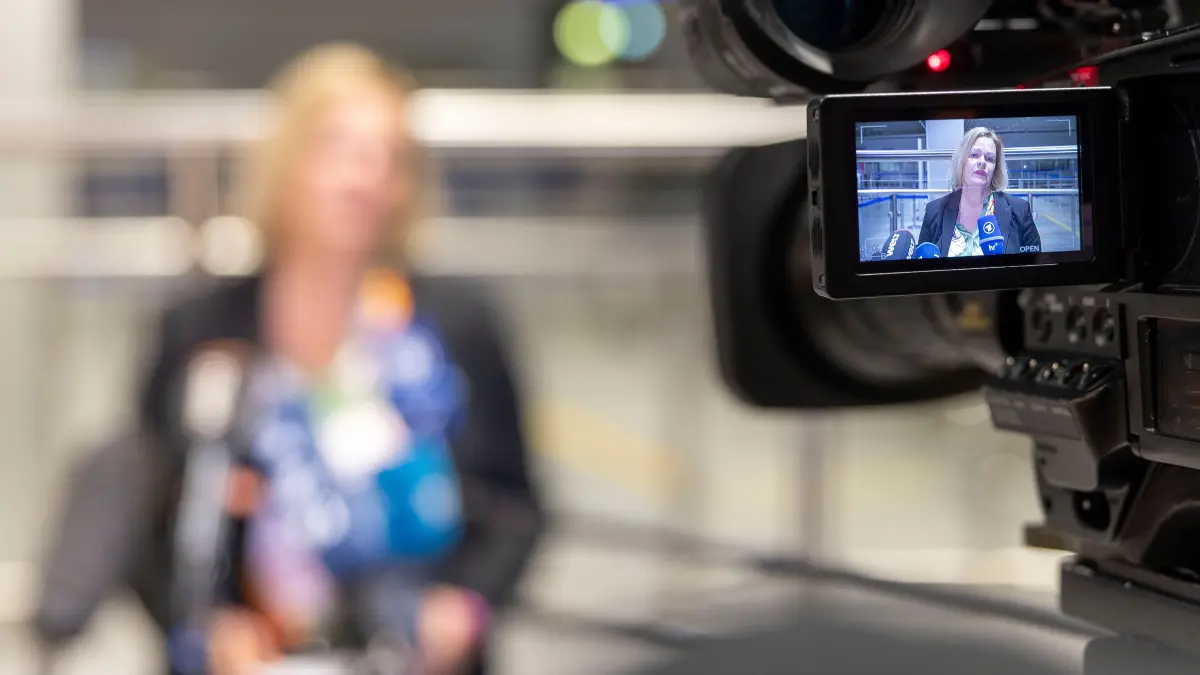 Bundesinnenministerin Nancy Faeser (SPD) gibt während ihres Besuch bei der Bundespolizei auf dem Flughafen Frankfurt ein Pressestatement ab und ist dabei auf dem Monitor einer Fernsehkamera zu sehen. +++ dpa-Bildfunk +++