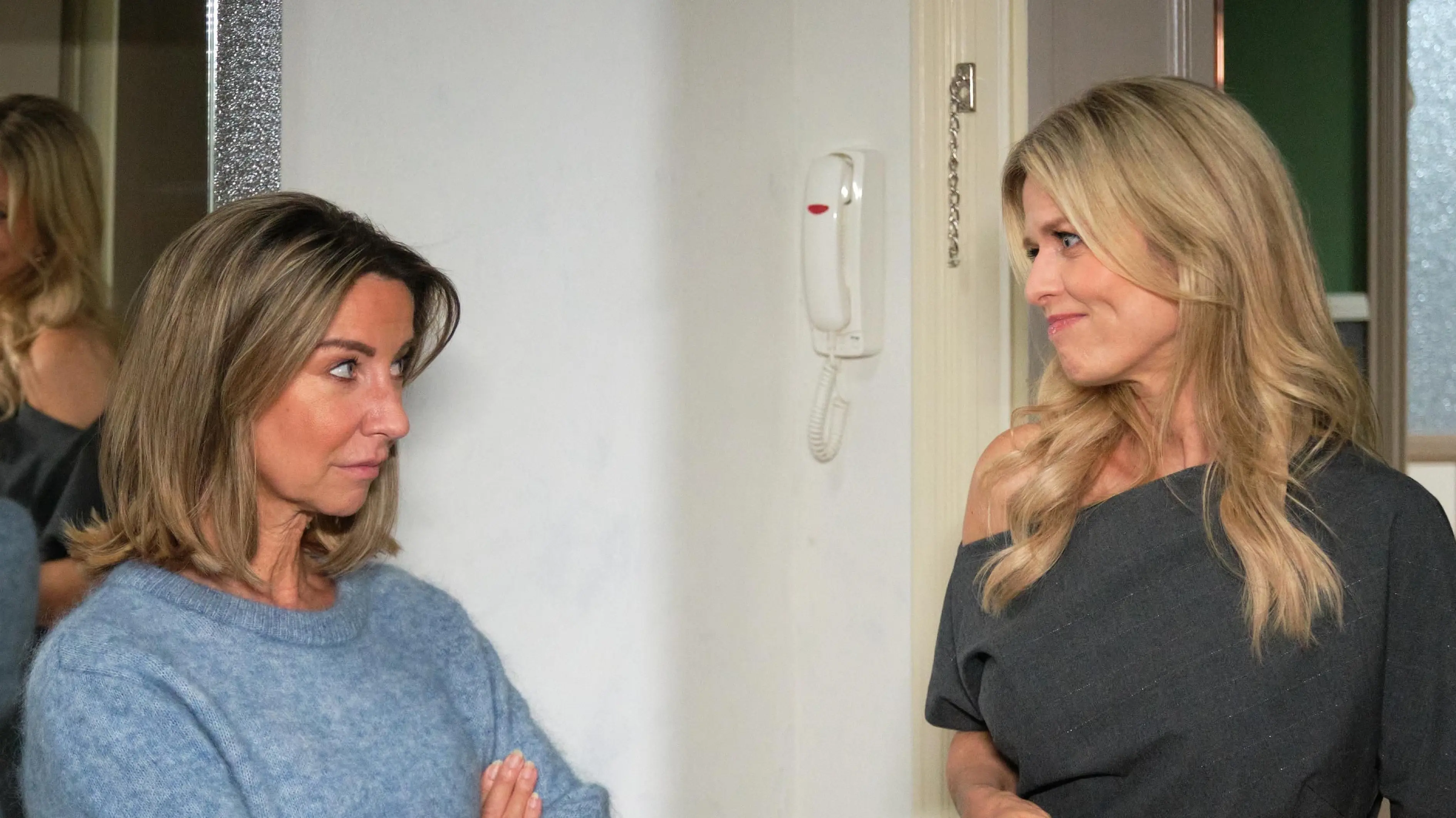 Patrizia (Miriam Lahnstein, r.) hat Ute (Isabell Hertel) etwas verheimlicht.