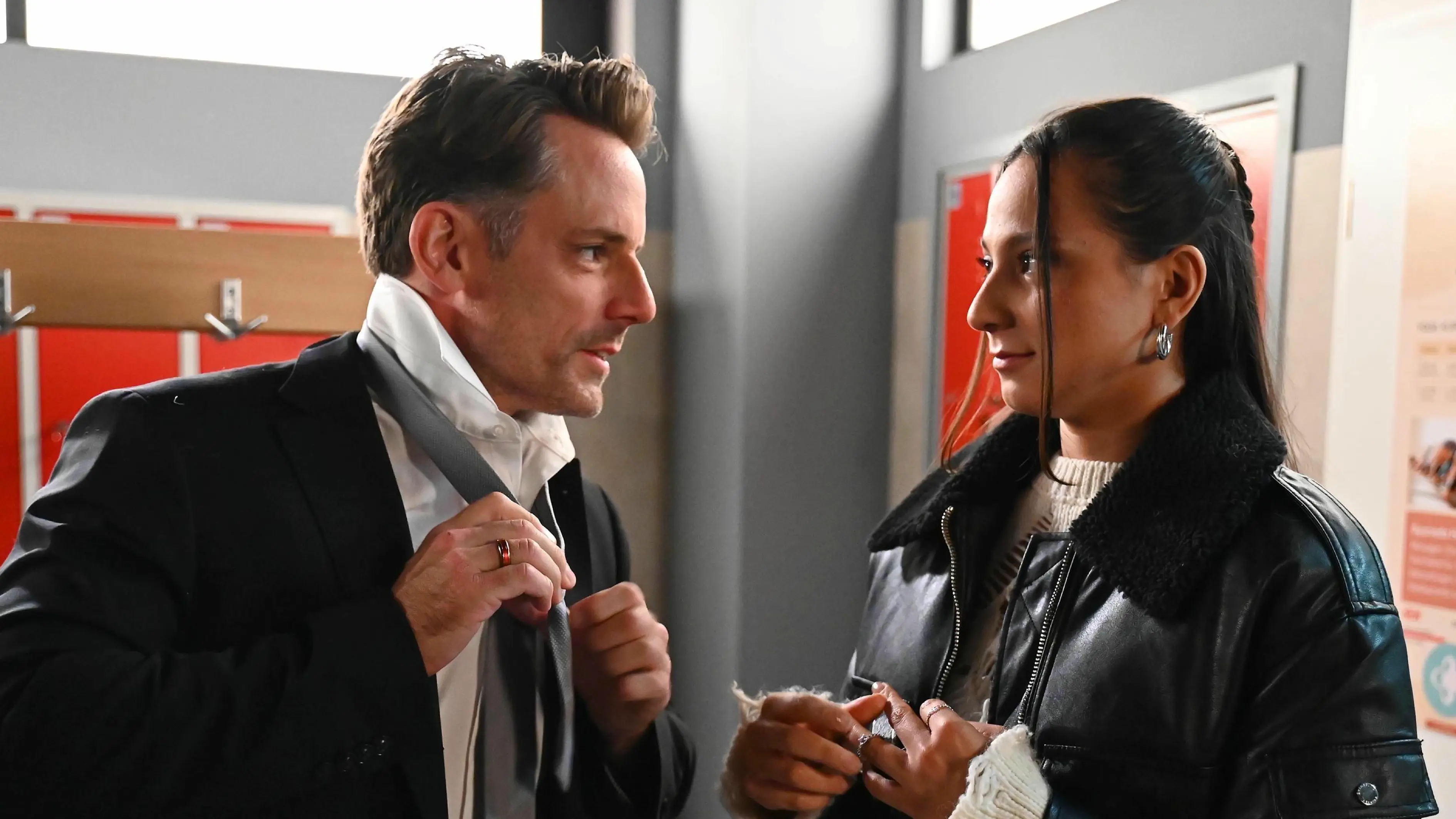 Justus (Matthias Brüggenolte) will Charlie (Shaolyn Fernandez) nicht verlieren.