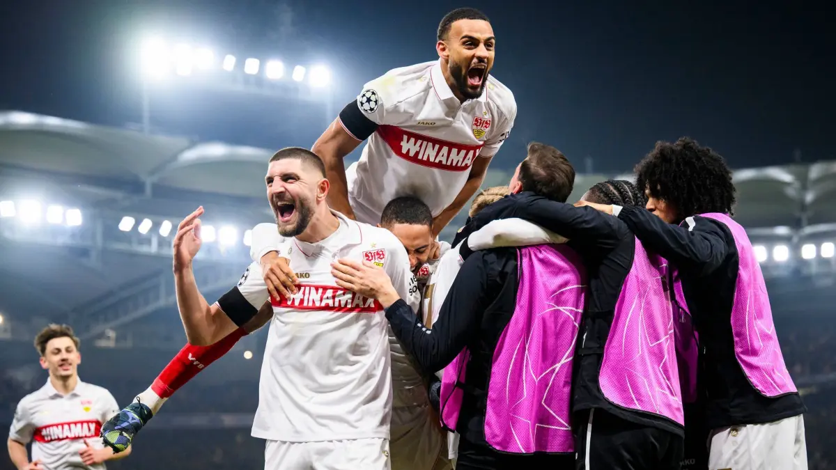 VfB Stuttgart - Young Boys Bern: 11.12.2024, Baden-Württemberg, Stuttgart: Fußball: Champions League, VfB Stuttgart - Young Boys Bern, Vorrunde, 6. Spieltag, MHPArena. Stuttgarts Josha Vagnoman (oben) und Stuttgarts Jeff Chabot (l) jubeln nach dem Tor von Stuttgarts Führich zum 3:1 mit der Mannschaft. Foto: Tom Weller/dpa +++ dpa-Bildfunk +++