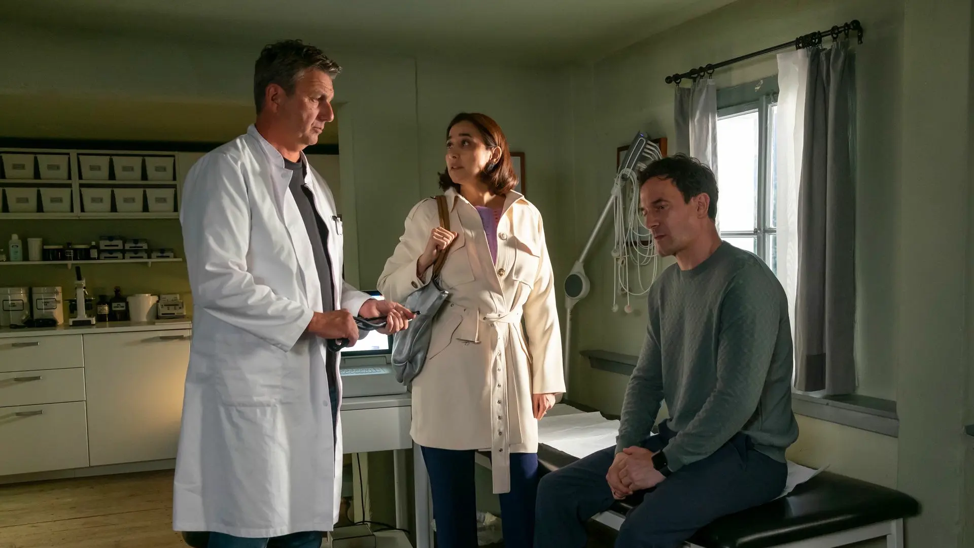 Hendrik Barlan (Sönke Möhring, r.) weigert sich, dem Rat von Dr. Martin Gruber (Hans Sigl, l.) zu folgen. Seine Frau Maja Barlan (Dorka Gryllus, M.) ist verzweifelt.