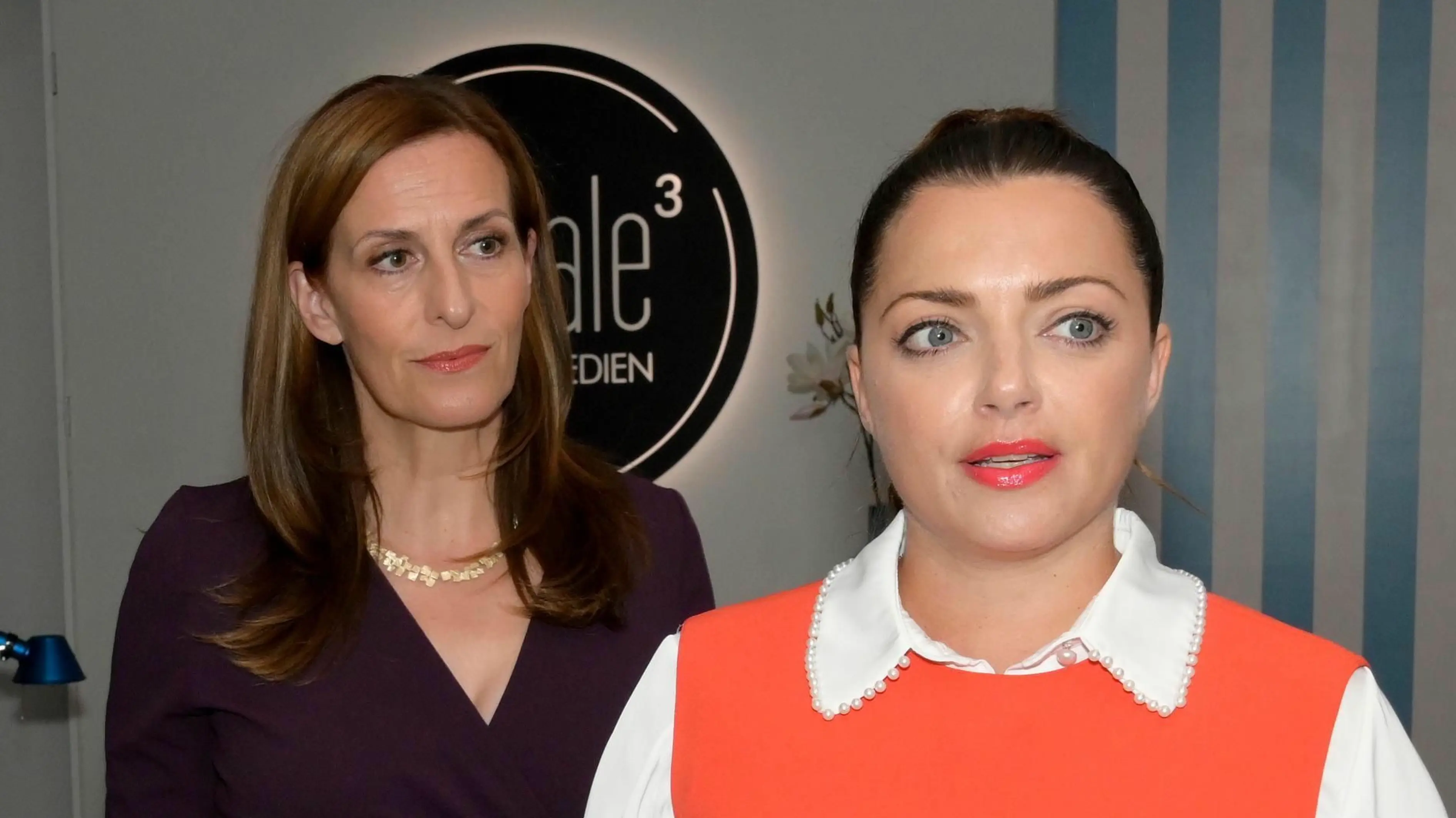 Katrin (Ulrike Frank) hat es auf ihre Geschäftspartnerin Emily (Anne Menden) abgesehen.