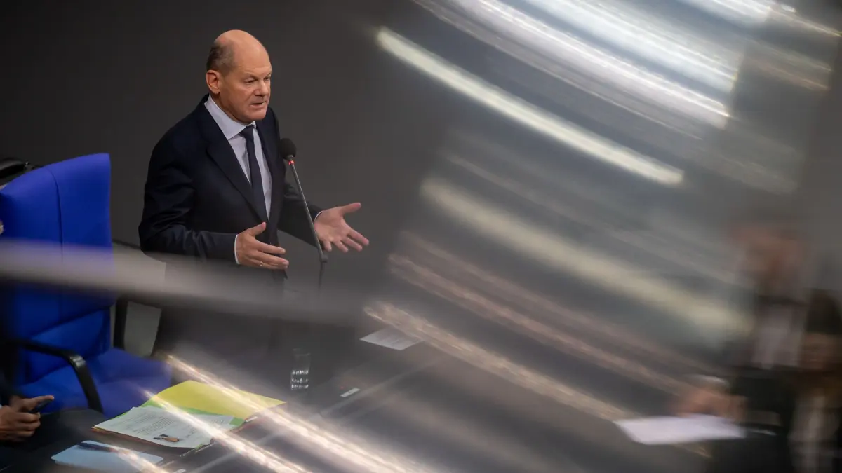 Bundestag - Regierungsbefragung: ARCHIV - 04.12.2024, Berlin: Bundeskanzler Olaf Scholz (SPD), nimmt an der Befragung der Bundesregierung im Plenarsaal im Bundestag teil. (zu dpa: «Scholz stellt Vertrauensfrage mit dem Ziel der Neuwahl») Foto: Michael Kappeler/dpa +++ dpa-Bildfunk +++