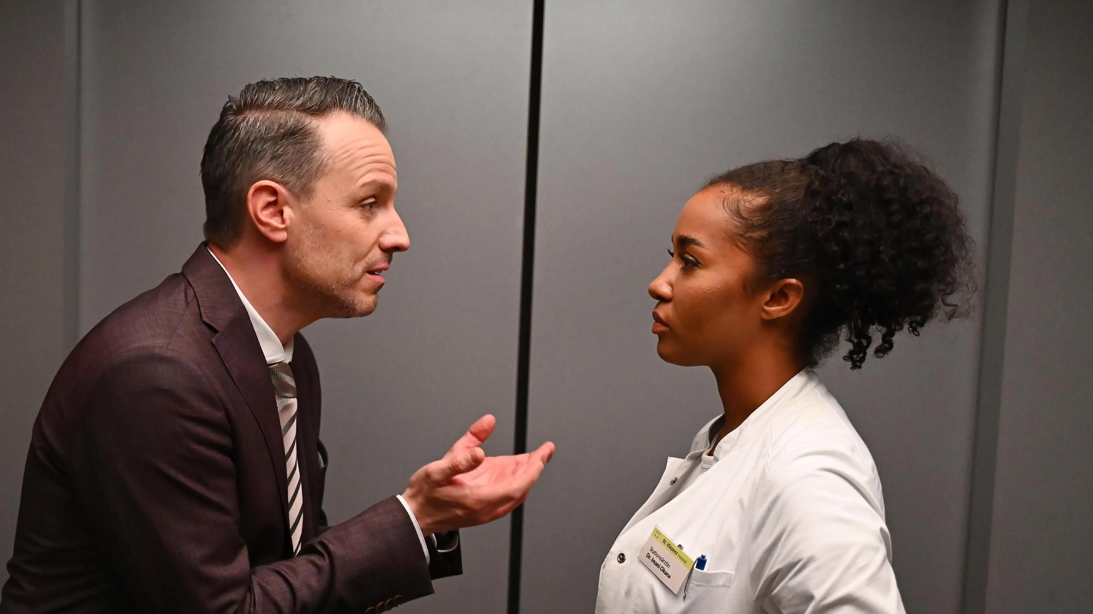 Kilian (Marc Dumitru) gerät immer wieder mit Imani (Féréba Koné) aneinander.