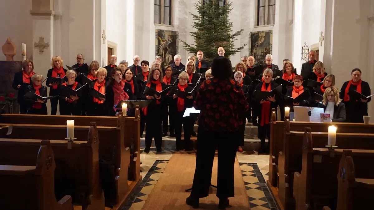 Der Liederkranz und der Gospelchor vereint: Gemeinsam stimmten die Sängerinnen und Sänger aus Dotternhausen und Bitz auf Weihnachten ein. Noch war der Baum in St. Martinus nicht geschmückt, dafür erstrahlten aber viele Kerzen.