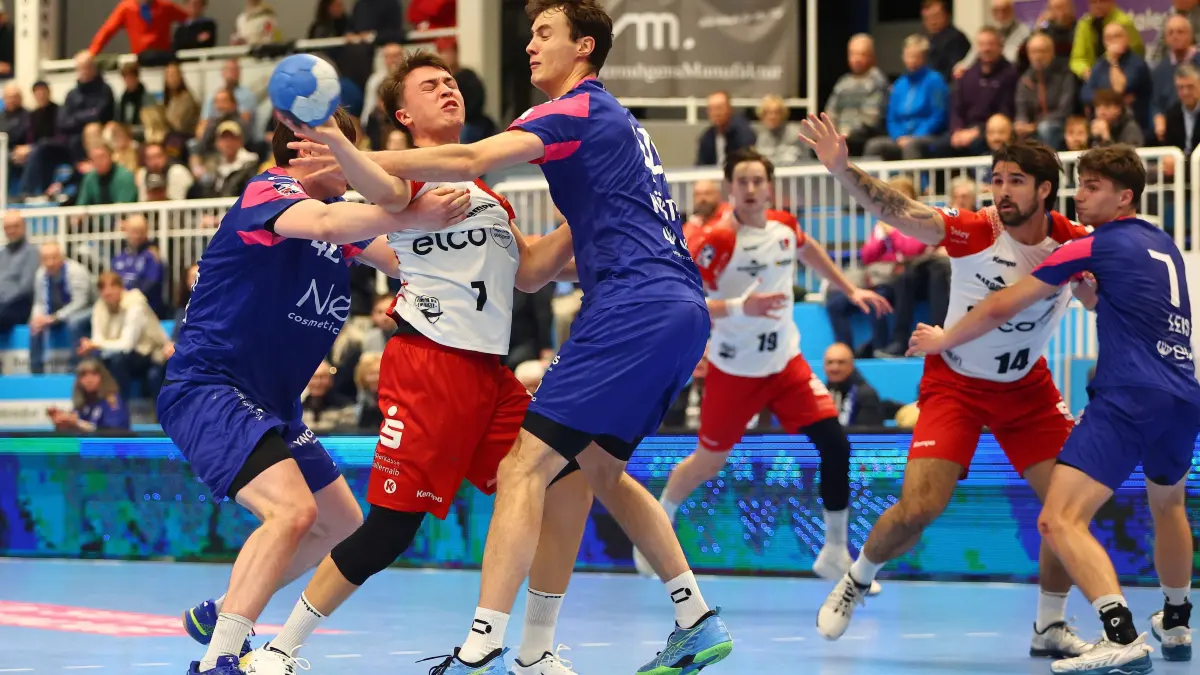 TSV Bayer Dormagen vs HBW Balingen-Weilstetten, Handball, 2. Bundesliga, 11.12.2024: Elias Huber (Balingen) im Zweikampf mit Moritz Koester (Dormagen) TSV Bayer Dormagen vs HBW Balingen-Weilstetten, Handball, 2. Bundesliga, 11.12.2024 Foto: Rene Weiss/Eibner
