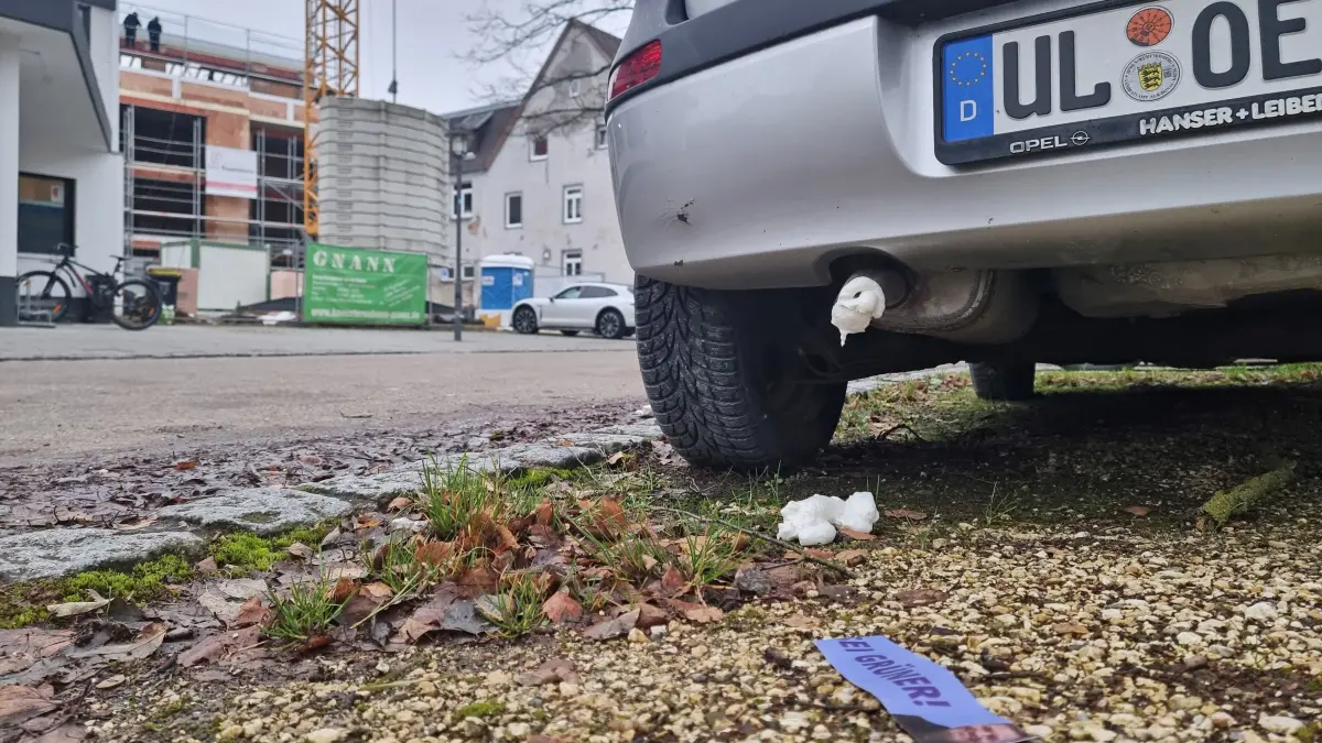Bauschaum Auspuff Auto Autos Achstraße Langenau Aufkleber "Sei grüner" womöglich Klimaaktivisten
