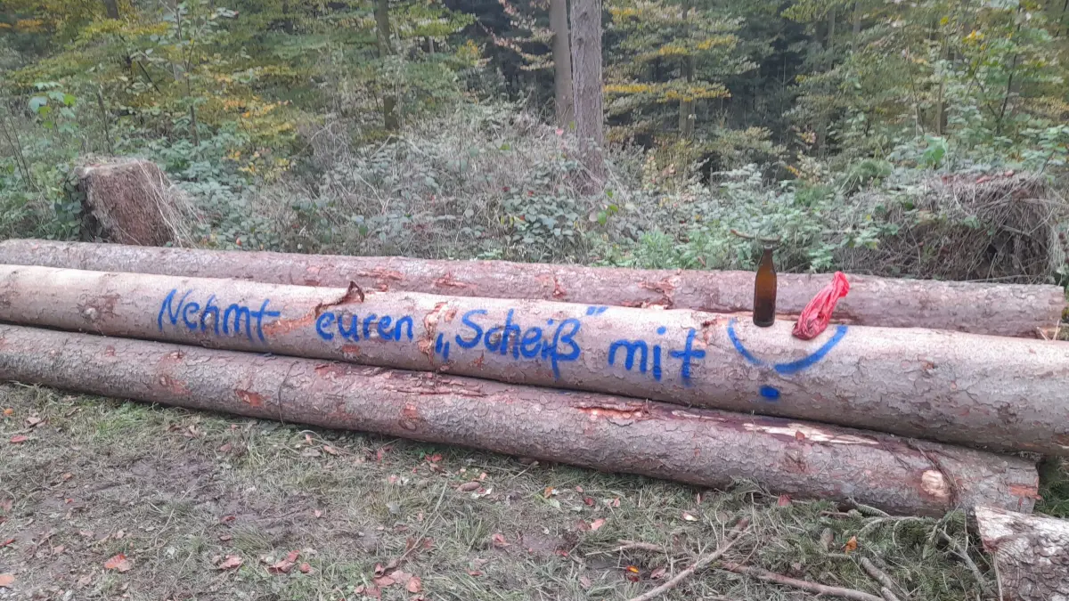 Müllfund im Wald mit deutlicher Botschaft.