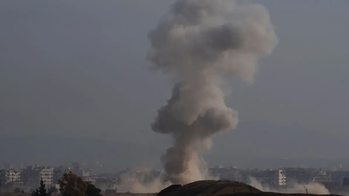 Konflikt in Syrien: 12.12.2024, Syrien, Damaskus: Rauch steigt nach einem israelischen Luftangriff auf ein Gebiet in den Außenbezirken von Damaskus auf. Foto: Leo Correa/AP/dpa +++ dpa-Bildfunk +++
