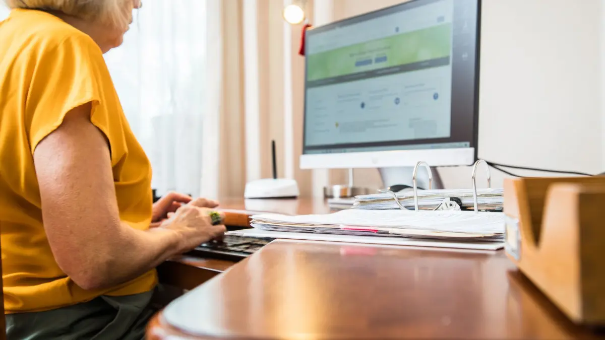 Eine Frau macht ihre Steuererklärung am PC: Mithilfe eines Antrags beim Online-Finanzamt Elster können Steuerpflichtige ihre Vorauszahlungen anpassen lassen. (zu dpa: «Steuervorauszahlungen anpassen: So gehen Sie es an») Foto: Christin Klose/dpa-tmn - Honorarfrei nur für Bezieher des dpa-Themendienstes +++ dpa-Themendienst +++