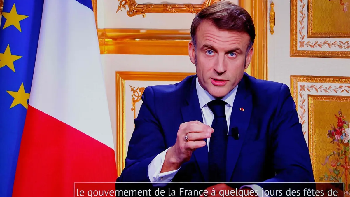 Frankreichs neuer Premier wird Freitag bekanntgegeben: ARCHIV - 05.12.2024, Frankreich, Paris: Der französische Präsident Emmanuel Macron ist auf einem Monitor in einem Kontrollraum im AFP-Hauptquartier zu sehen, als er sich während einer Fernsehübertragung aus dem Elysee-Palast an die Nation wendet. Nach dem Regierungssturz in Paris hatte Macron die Sorge vor einer Lähmung des Landes und einer finanziellen Krise zu zerstreuen versucht. (zu dpa: «Frankreichs neuer Premier wird Freitag bekanntgegeben») Foto: Ludovic Marin/AFP/dpa +++ dpa-Bildfunk +++