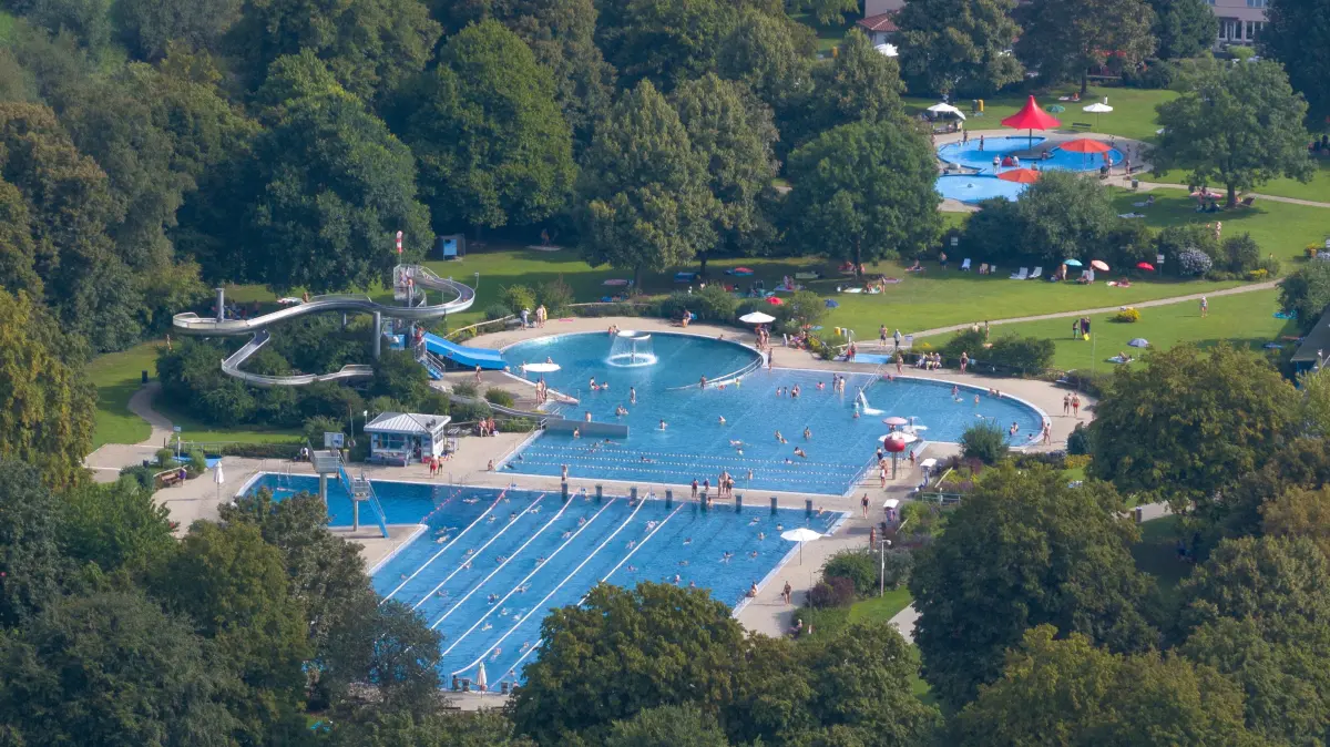 Freibad Tübingen: Vorsicht: Dieses Foto ist möglicherweise nur für den einstigen Verlag Schwäbisches Tagblatt verwendbar. Freibad Tübingen
20.08.23 Bild: Ulrich Metz