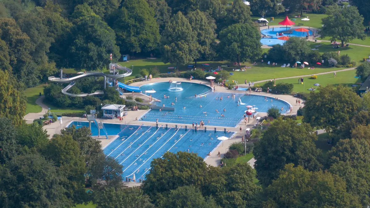 Freibad Tübingen: Vorsicht: Dieses Foto ist möglicherweise nur für den einstigen Verlag Schwäbisches Tagblatt verwendbar. Freibad Tübingen
20.08.23 Bild: Ulrich Metz