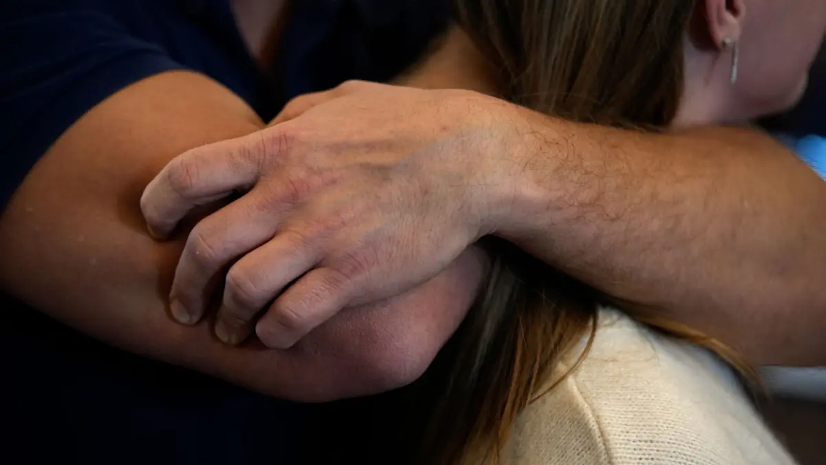 Kurs zur körperlichen Deeskalation für Krankenhauspersonal: PRODUKTION - 11.12.2024, Berlin: Zwei Teilnehmer eines Kurses zur körperlichen Deeskalation für Krankenhauspersonal der DRK Kliniken Berlin üben einen Griff zur Selbstverteidigung. Die DRK Kliniken Berlin haben Selbstverteidigung mit in den Lehrplan aufgenommen. Personal wird immer wieder verbal oder auch körperlich angegangen. Übergriffe auf Stationen oder in den Notaufnahmen sind keine Seltenheit mehr. Die Azubis sollen lernen, sich richtig zu verteidigen. Foto: Maximilian Specht/dpa-Zentralbild/ZB - Honorarfrei nur für Bezieher des Dienstes ZB-Funkregio Ost +++ ZB-FUNKREGIO OST +++
