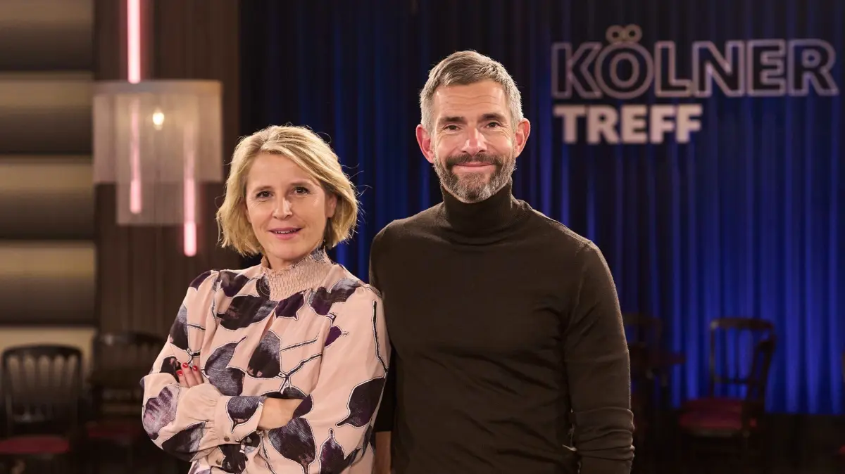 WDR Fernsehen KÖLNER TREFF, am Freitag (13.12.24) um 22:00 Uhr. Die Moderatoren Susan Link (l) und Micky Beisenherz.
