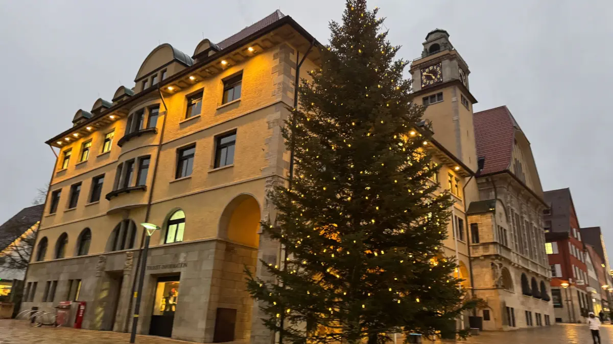 Unter dem Weihnachtsbaum vor dem Ebinger Rathaus lagen keine Präsente für die Stadt. Aber der Haushalt 2025 hat so viele Investitionen geplant wie nie zuvor.