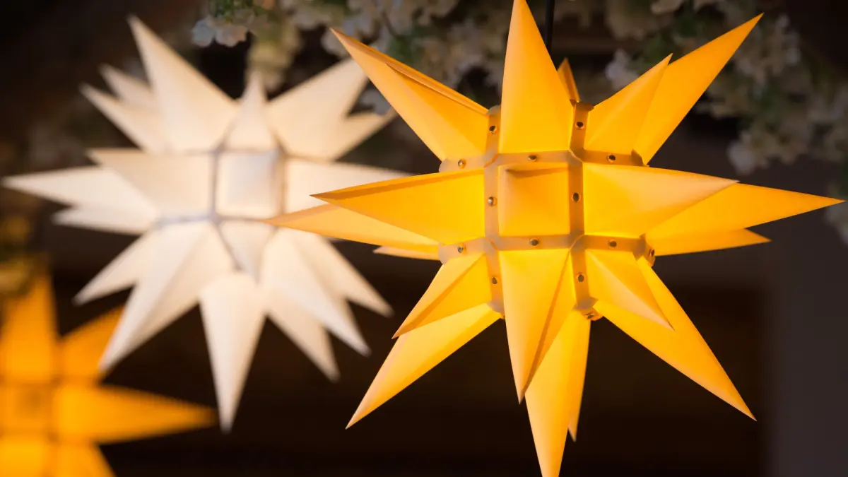 Herrnhuter Sterne aus Papier hängen in der Schauwerkstatt der Herrnhuter Sterne GmbH. Mit einem «Himmel voller Herrnhuter Sterne» will die Stadt Weißenfels ihre Bewohner auf das Weihnachtsfest einstimmen. In der Innenstadt sollen von 23.11.2020 an zwei Riesensterne mit einem Durchmesser von 130 Zentimetern und 30 kleinere Sterne mit einem Durchmesser von 70 Zentimetern leuchten, teilte die Stadt am 22.11.2020 mit. (zu dpa "Weißenfels stimmt mit «Herrnhuter Sternenhimmel» auf Weihnachten ein") +++ dpa-Bildfunk +++