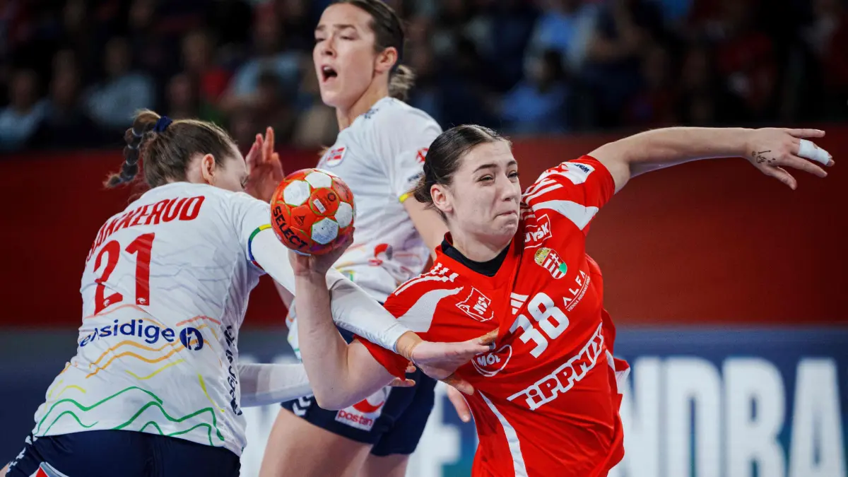 Handball : Euro-2024 f?minin, Demi-finale : Hongrie - Norv?ge: Hungary's centre back #38 Petra Vamos and Norway's left back #21 Ingvild Bakkerud vie for the ball during the Women's semi-final of the European EHF EURO 2024 Handball Championship between Hungary and Norway in Vienna, Austria, on December 13, 2024. (Photo by Liselotte Sabroe / Ritzau Scanpix / AFP) / Denmark OUT