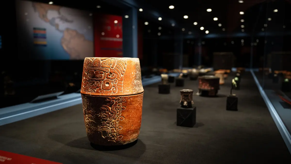 neue Ausstellung im MUT Tübingen, hier zu sehen: Opfergefäß der Maya-Kultur in Mittelamerika 250-500 Jahre nach Christus