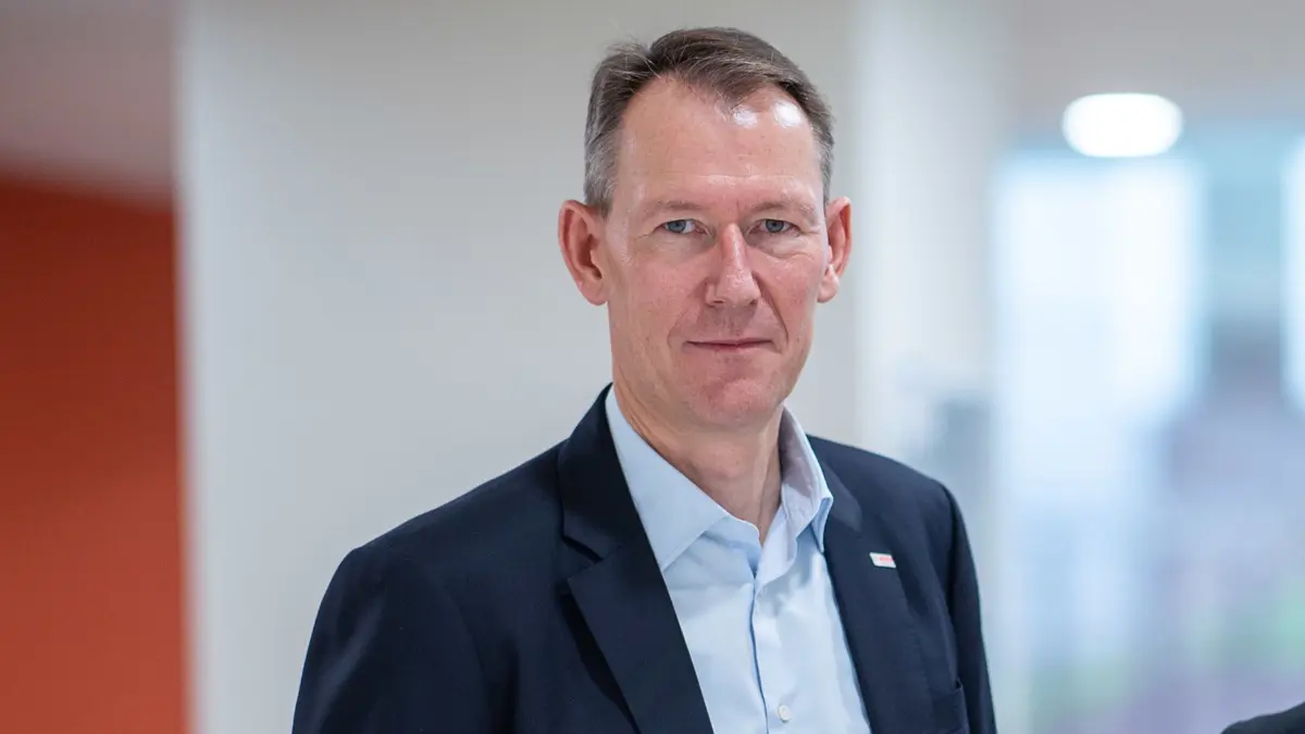 07.12.2018, Baden-Württemberg, Gerlingen: Christian Fischer (l), zukünftiger Geschäftsführer bei Bosch für den Unternehmensbereich Energy and Building Technology, steht neben Stefan Hartung, bisheriger Geschäftsführer bei Bosch für den Unternehmensbereich Energy and Building Technology, nach einer Pressekonferenz der Gebäudetechniksparte von Bosch. Der Bereich Energie- und Gebäudetechnik wird in diesem Jahr voraussichtlich ein Umsatzplus von zwei Prozent erwirtschaften. Foto: Sebastian Gollnow/dpa +++ dpa-Bildfunk +++