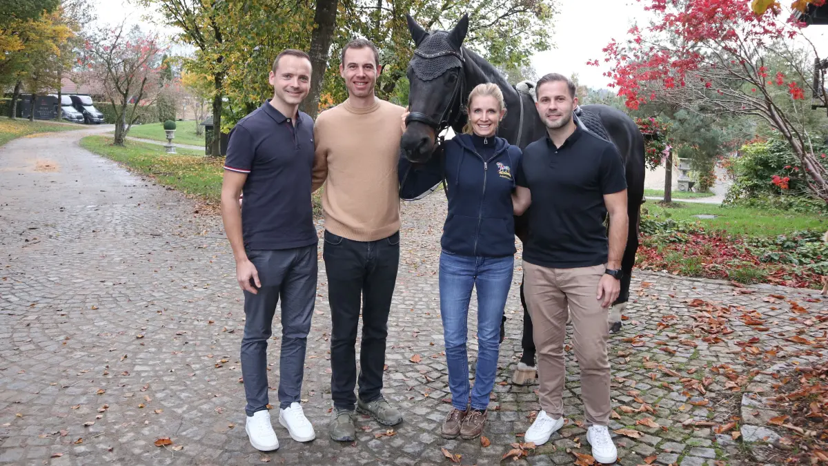 Freuen sich auf eine starke Partnerschaft: Nils Dehner, Geschäftsführer vom Pferdesporthaus Loesdau GmbH & Co. KG, Benjamin Werndl, Jessica von Bredow-Werndl, Ralf Berger, Vorsitzender der Geschäftsführung von Loesdau (v.l.n.r.).