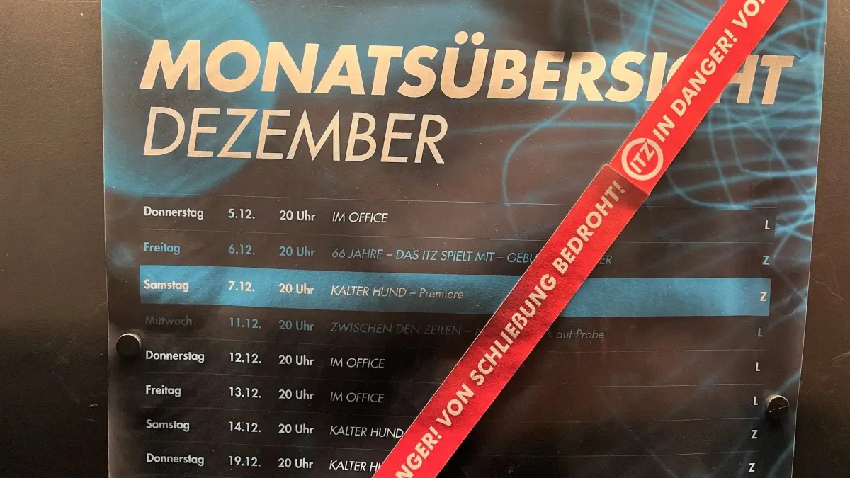 Von Schließung bedroht: Aushang mit Spielplan im Schaukasten in der Bursagasse.