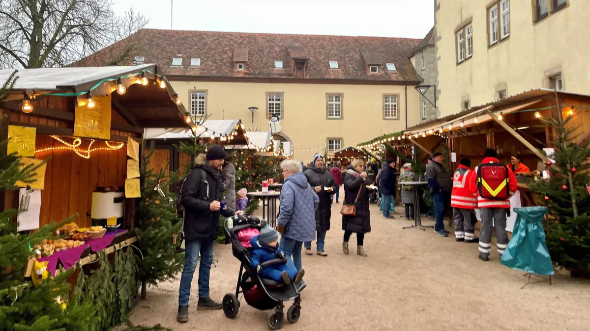 Schrozberger Weihnachtsmarkt: Die festliche Atmosphäre ist dem Weihnachtsschmuck zu verdanken