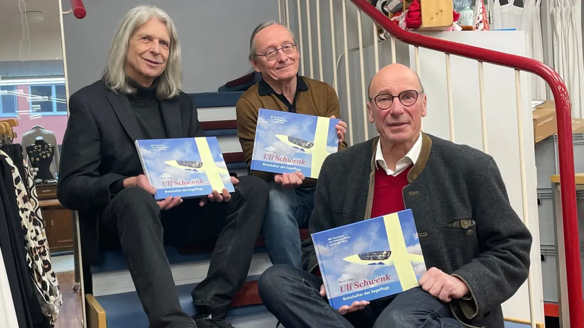 Autor Reiner Frenz (Mitte) stellte gemeinsam mit Uli Schwenk (rechts) und Verleger Wolfgang Wiedemann (links) sein brandneues Buch vor: "Uli Schwenk - Botschafter des Segelflugs".