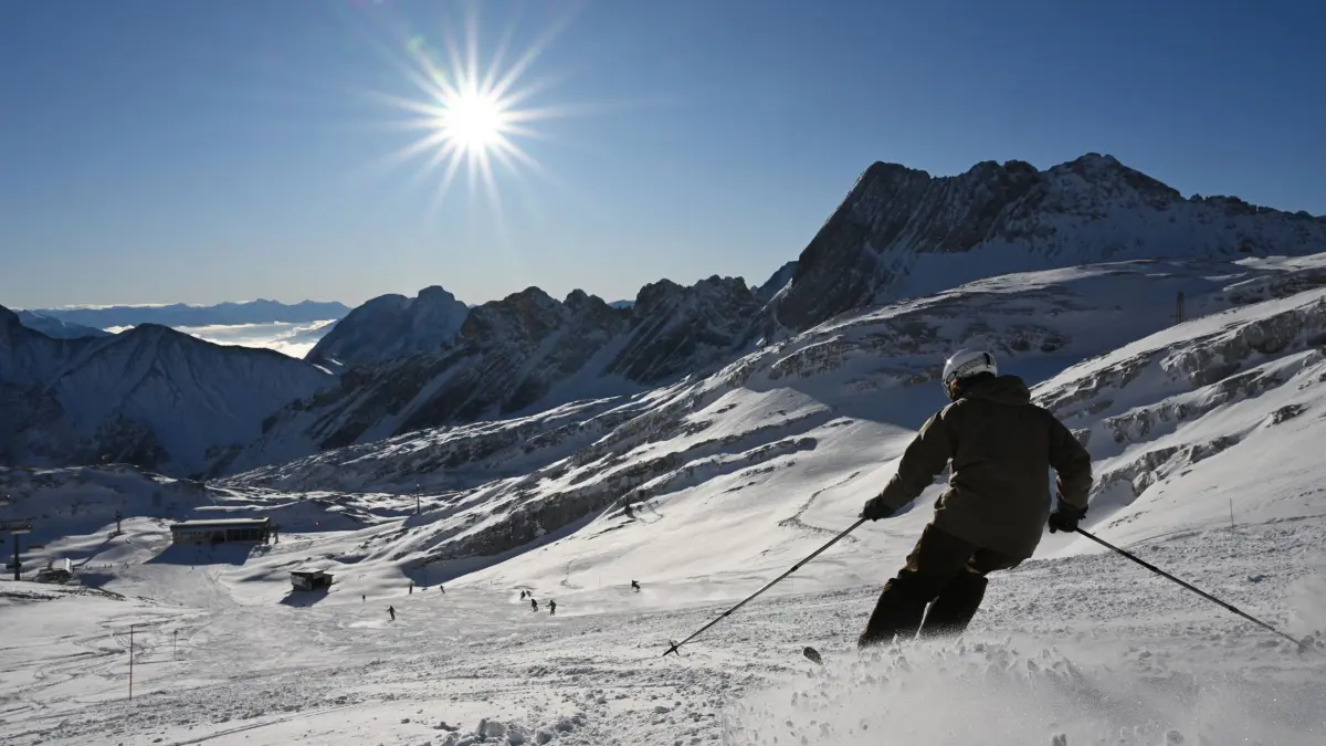 Skisaison an der Zugspitze: ARCHIV - 29.11.2024, Bayern, Grainau: Skifahrer auf der Zugspitze. (zu dpa: «Mehrere Skigebiete starten in die Wintersaison») Foto: Angelika Warmuth/dpa +++ dpa-Bildfunk +++