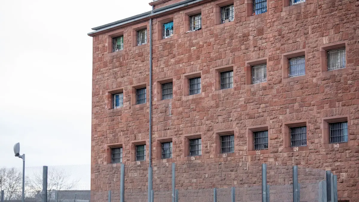 JVA Mannheim: 16.12.2024, Baden-Württemberg, Mannheim: Grau ist der Himmel über einem Gefangenenbau der Justizvollzugsanstalt Mannheim. Foto: Christoph Schmidt/dpa +++ dpa-Bildfunk +++