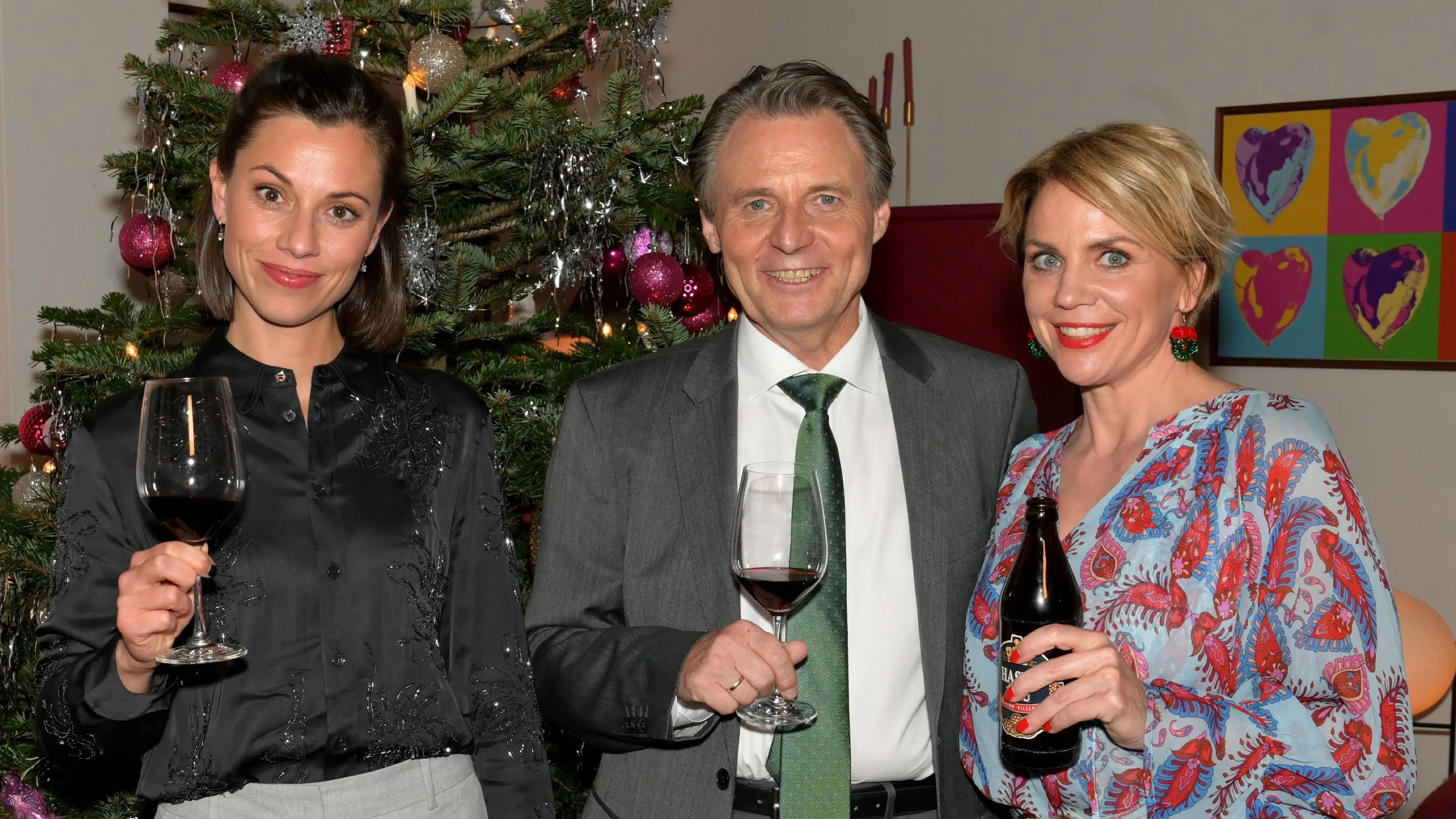 Matilda (Anna-Katharina Fecher) spielt Jo Gerner (Wolfgang Bahro) und seiner Frau Yvonne (Gisa Zach) die heile Welt vor.