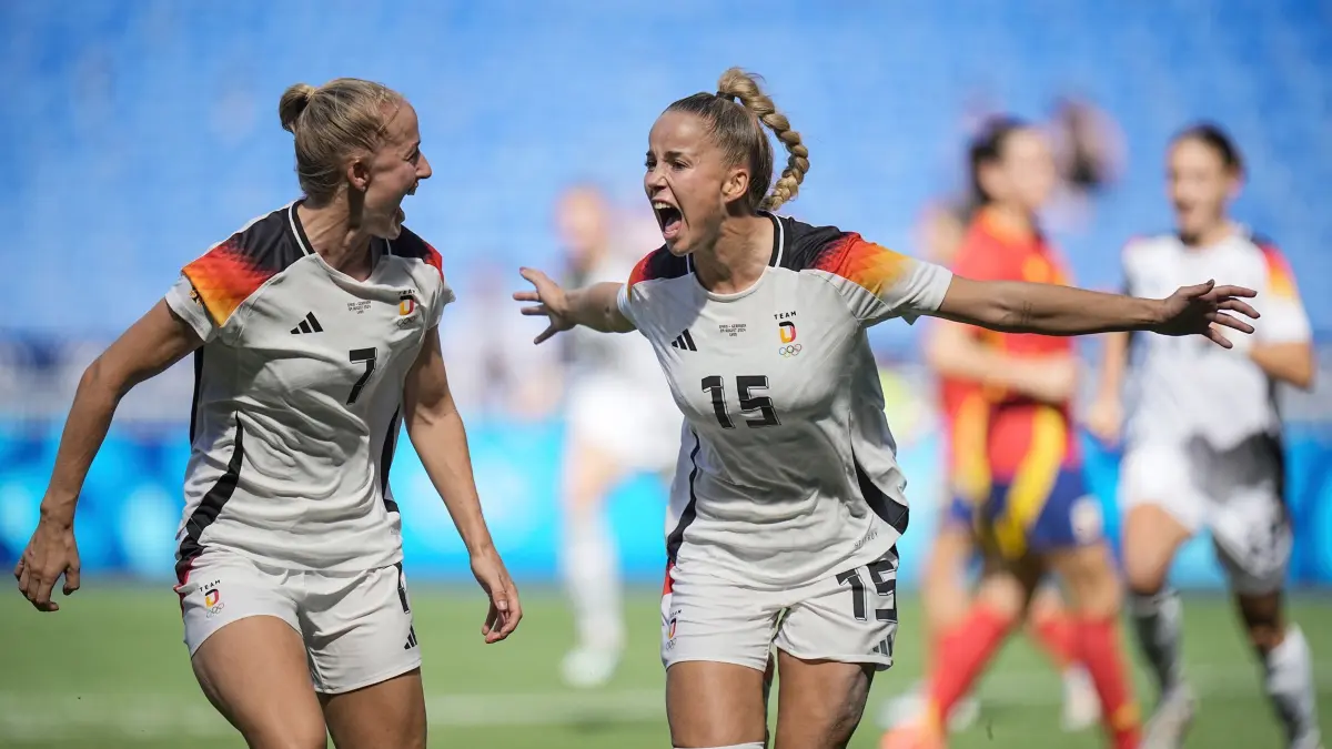 Lea Schüller und Giulia Gwinn: ARCHIV - 09.08.2024, Frankreich, Dekine: Olympia, Paris 2024, Fußball, Frauen, Spiel um Platz 3, Spanien - Deutschland, Groupama Stadium, Giulia Gwinn (r) jubelt nach ihrem Tor zum 0:1 mit Lea Schüller. (zu dpa: «EM-Auslosung: DFB-Frauen droht England schon in der Gruppe») Foto: Laurent Cipriani/AP/dpa +++ dpa-Bildfunk +++