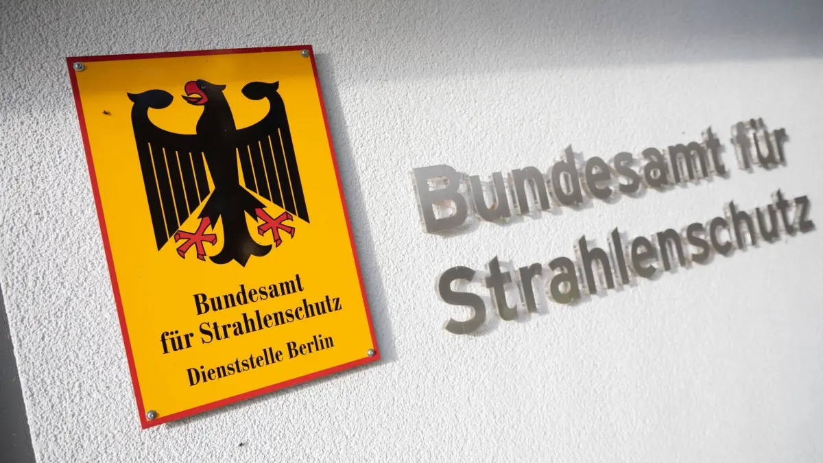 Bundesamt für Strahlenschutz: ARCHIV - 21.10.2021, Berlin: Der Schriftzug der Dienststelle des Bundesamtes für Strahlenschutz (BfS) in Berlin. (zu dpa: «Studie: Mehrheit der Deutschen hat Angst vor Atomwaffen-Einsatz») Foto: Christoph Soeder/dpa +++ dpa-Bildfunk +++