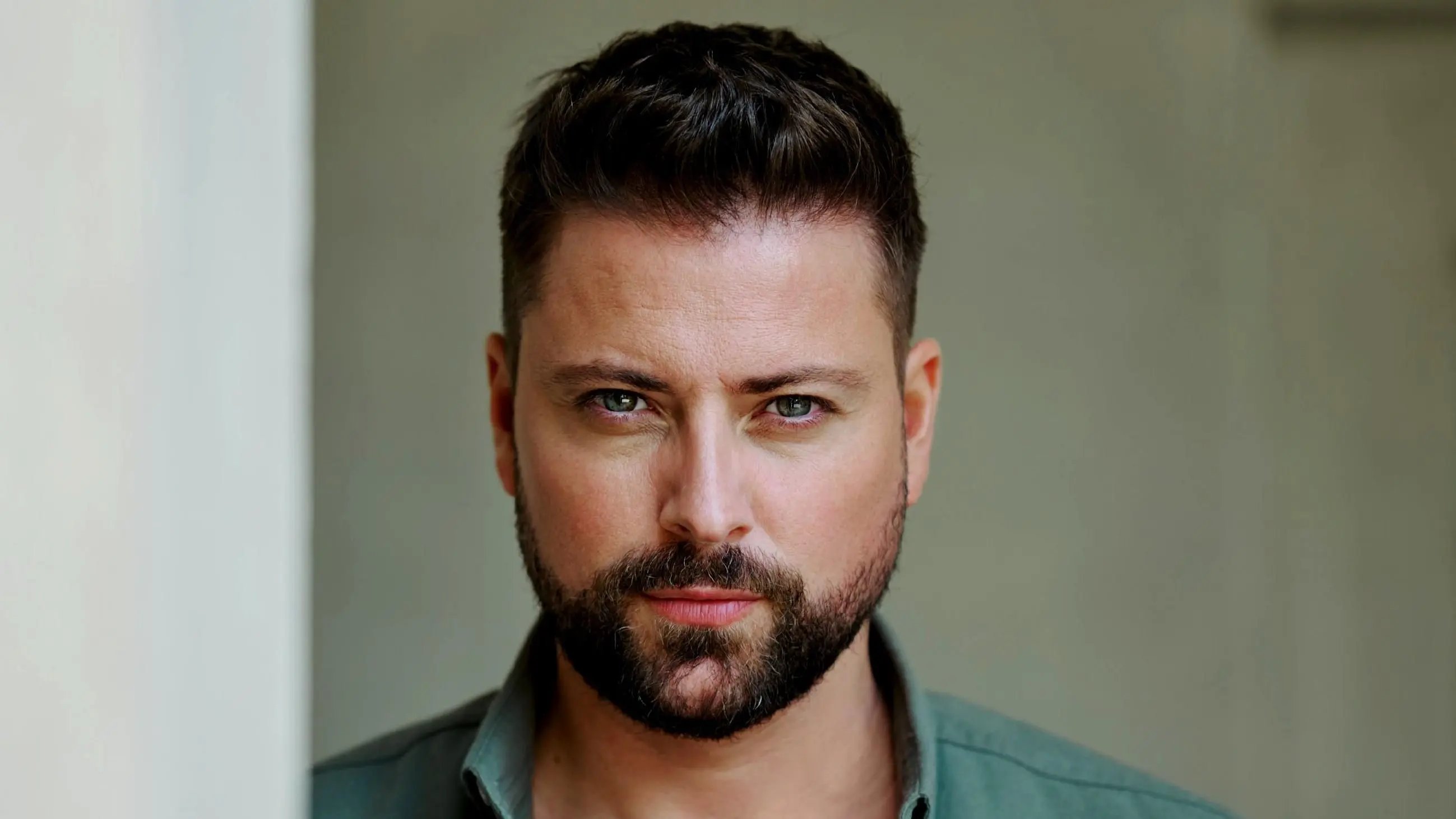 John (Felix von Jascheroff) ahnt nicht, dass seine Halbschwester erpresst wird.