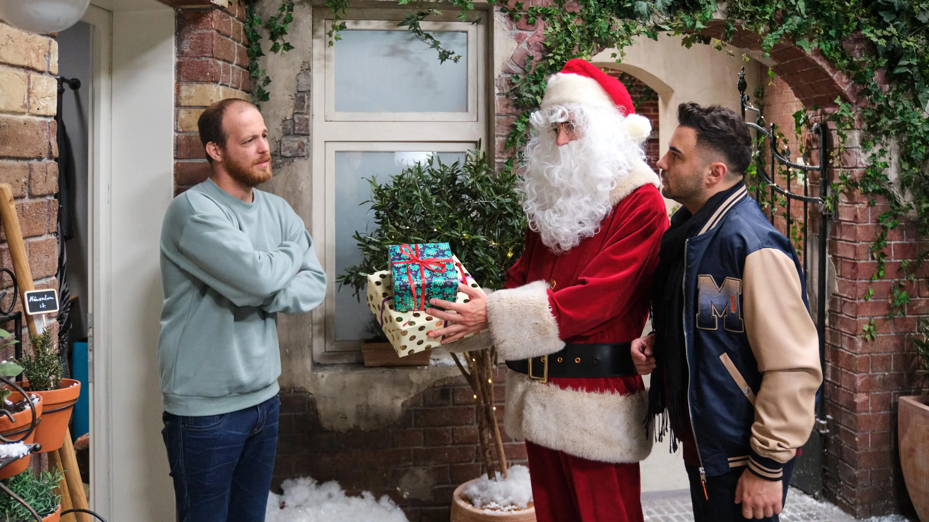 Easy (Lars Steinhöfel, r.) und Ringo (Timothy Boldt, M.) scheitern mit dem Versuch, Tobias (Patrick Müller) an Weihnachten zu sich zu lotsen.