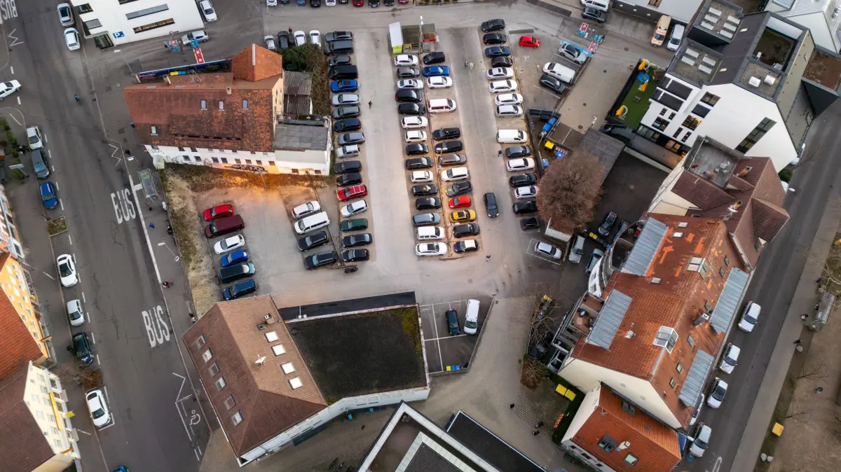 Reutlingen, Obere Wässere: Um das Quartier zu vollenden, wird Schöller SI die beiden Häuser links vom großen Parkplatz abreißen und dort neu bauen.